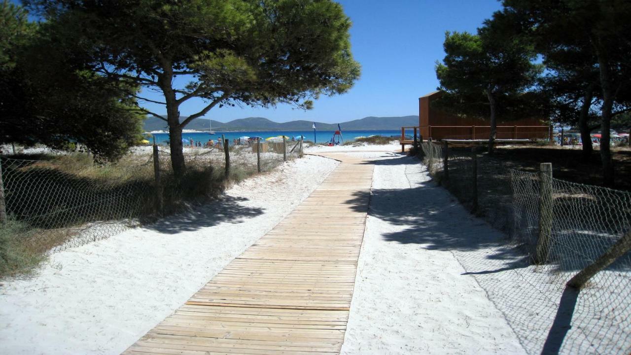 Residence Elegance Ville Ed Appartamenti A Porto Pino Eksteriør bilde
